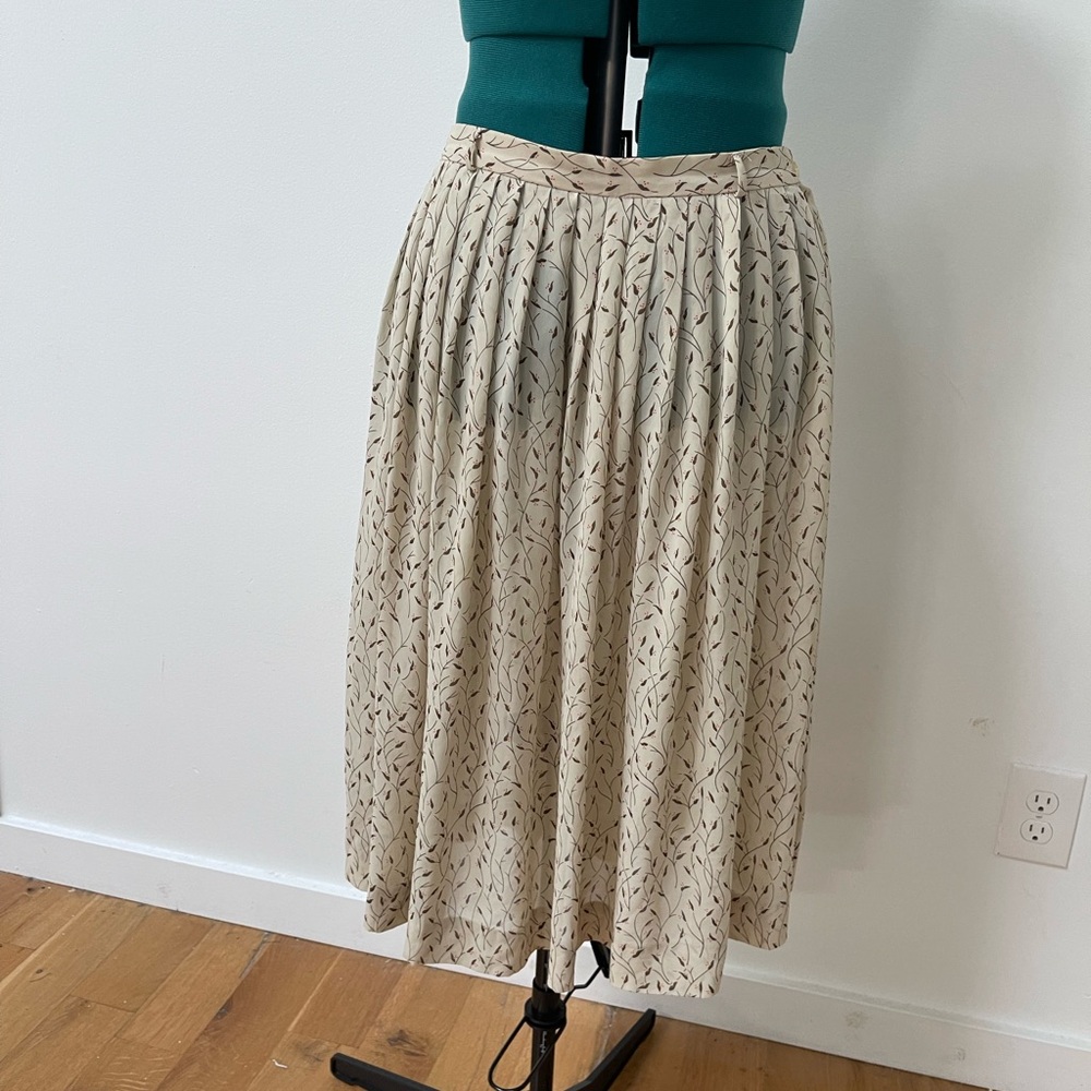 Elegant Cream Patterned Skirt